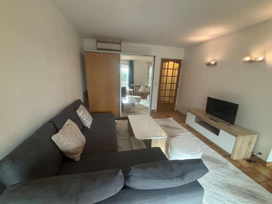 Apartamento F2 Avec Terrasse, Parking Gratuit Guyancourt Exterior foto
